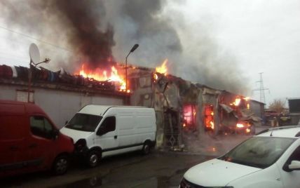 В Києві на СТО сталася пожежа в ангарі з автомобілями
