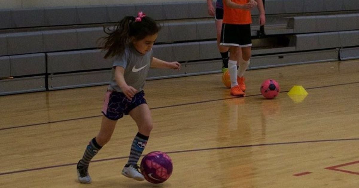 6-летняя футболистка финтит по-взрослому и "возит" парней на тренировках