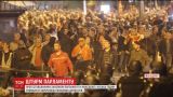 Протест у Македонії закінчився штурмом парламенту і застосуванням шумових гранат