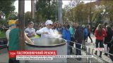 Необычный рекорд. В Тернополе накормили горожан более чем тысячей бычьих яиц