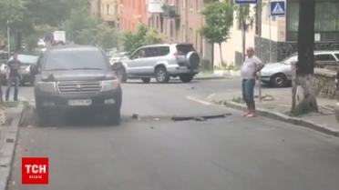 В центрі Києва вибухнув елітний позашляховик