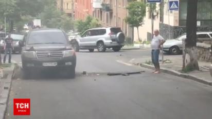 В центре Киева взорвался элитный внедорожник