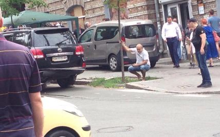 Водитель элитного внедорожника, взорвавшегося в центре Киева, получил рваные раны ног - очевидец