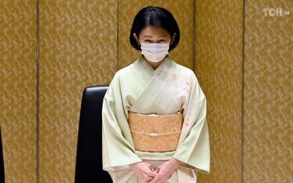 В кимоно с принтом и оби с цветочным орнаментом: принцесса Кико на мероприятии в Токио