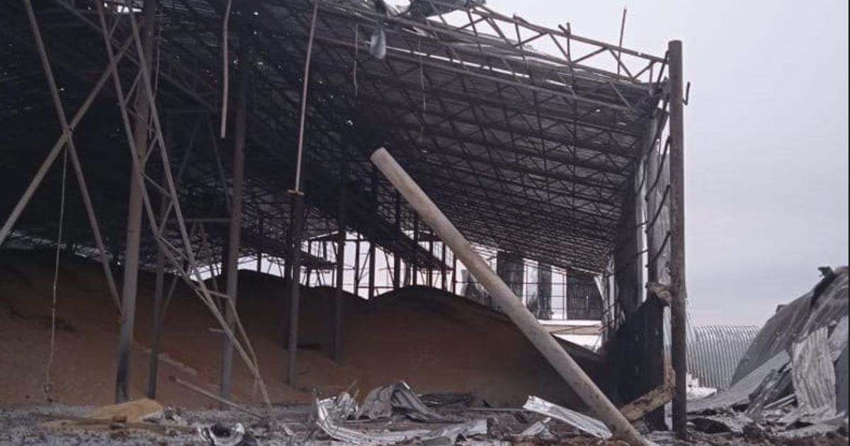 Наслідки авіаудару окупантів по зерносховищу в Вовчанську / © Facebook Сергій Болвінов