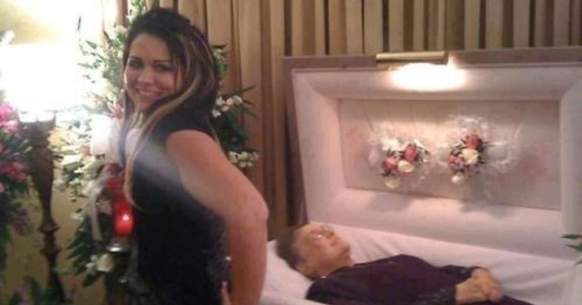 Одно из главных условий конкурса - во время селфи с покойным улыбаться / © Вконтакте/Селфи с покойными