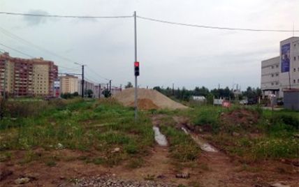 У російському місті встановили світлофор на пустирі