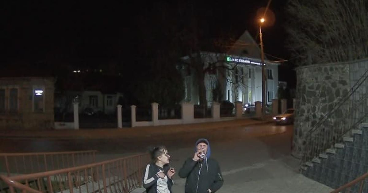 Вели себя вызывающе: в Луцке парочка ради развлечения сорвала и украла флаг Украины