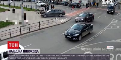 Новини України: у Львові легковик, аби уникнути зіткнення, вилетів на тротуар та збив жінку