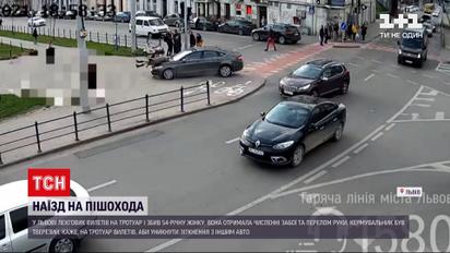 Новини України: у Львові легковик, аби уникнути зіткнення, вилетів на тротуар та збив жінку
