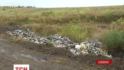 На Буковину грузовиками начали незаконно вывозить мусор