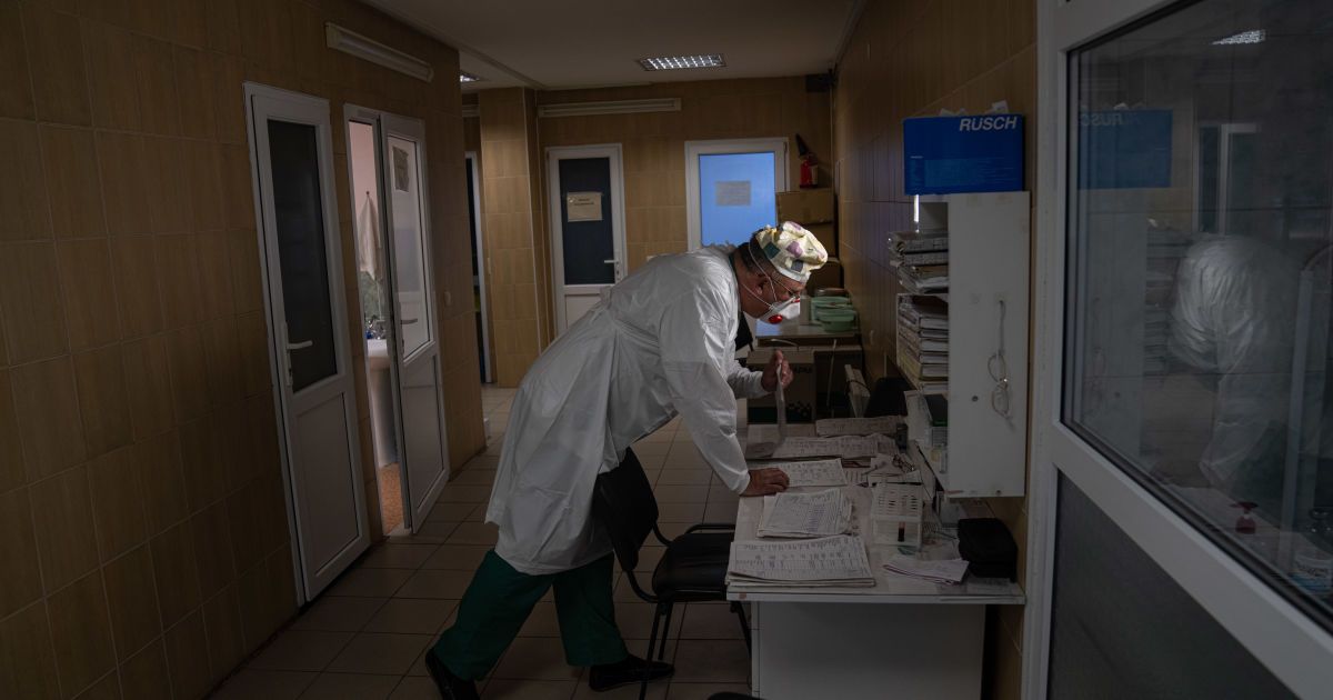 "В любую минуту может умереть": в Ивано-Франковске спасают 17-летнюю девушку, у которой на 95% поражены легкие