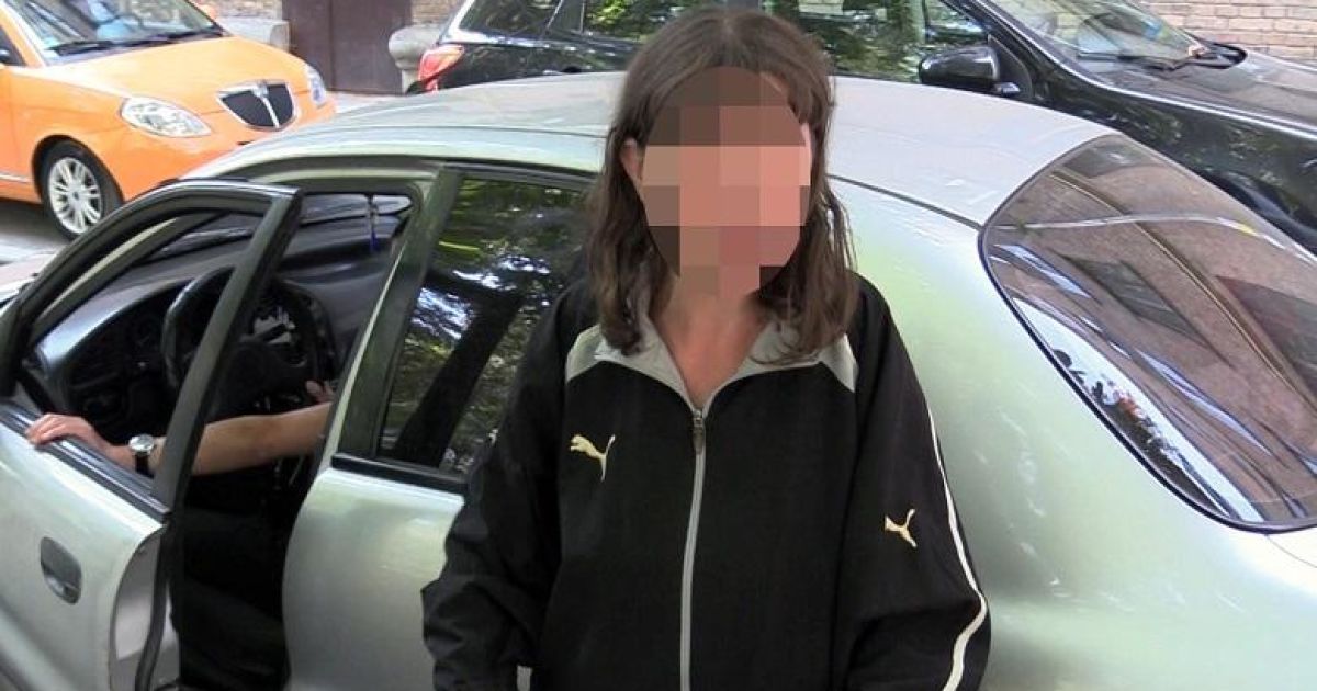У Києві жінка двічі штрикнула знайомого ножем у шию і пішла пиячити