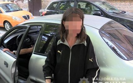 В Киеве женщина дважды пырнула знакомого ножом в шею и ушла пьянствовать