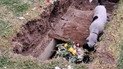 Пес пытался откопать хозяина во время похорон