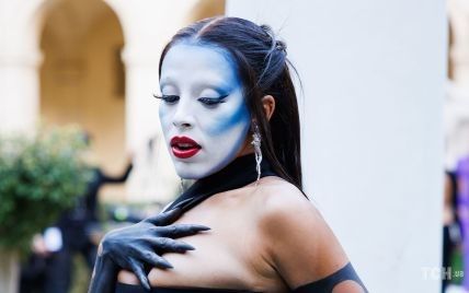 В откровенном платье, арт-маске и с когтями: певица Doja Cat в странном образе появилась на показе в Париже