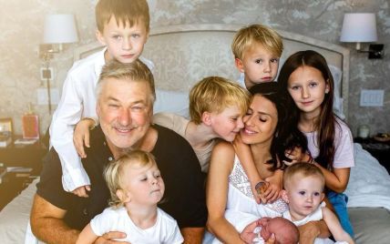 Алек Болдвін із дружиною та сімома дітьми зворушливо відреагував на новину про вагітність старшої доньки