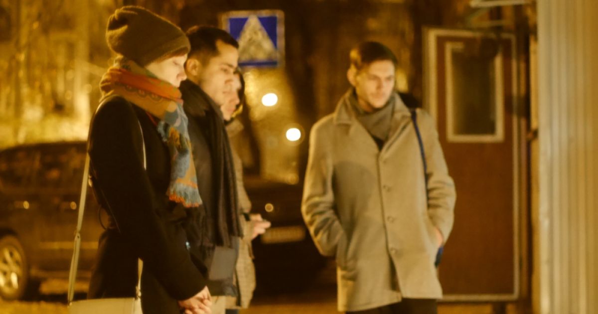 Люди всю ніч несли квіти до посольства Франції у Києві / © Gazeta.ua