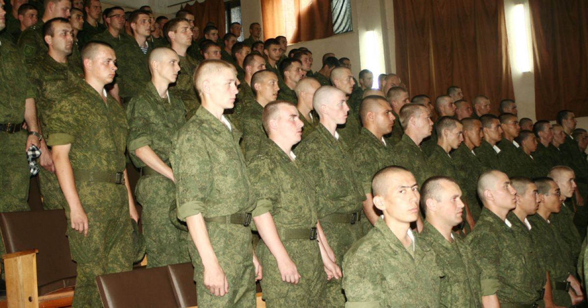 Военнослужащие майкопской военной части выслушивают приговор сослуживцу Кудрину.