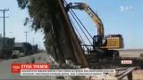 Сильный ветер повалил кусок "стены Трампа" на границе между США и Мексикой