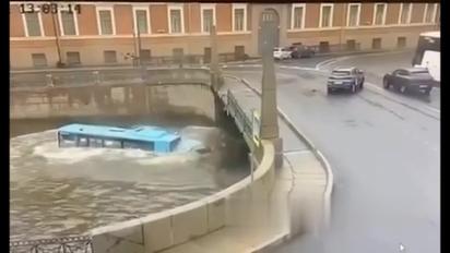 В Петербурге рейсовый автобус с пассажирами слетел с моста в реку Мойку