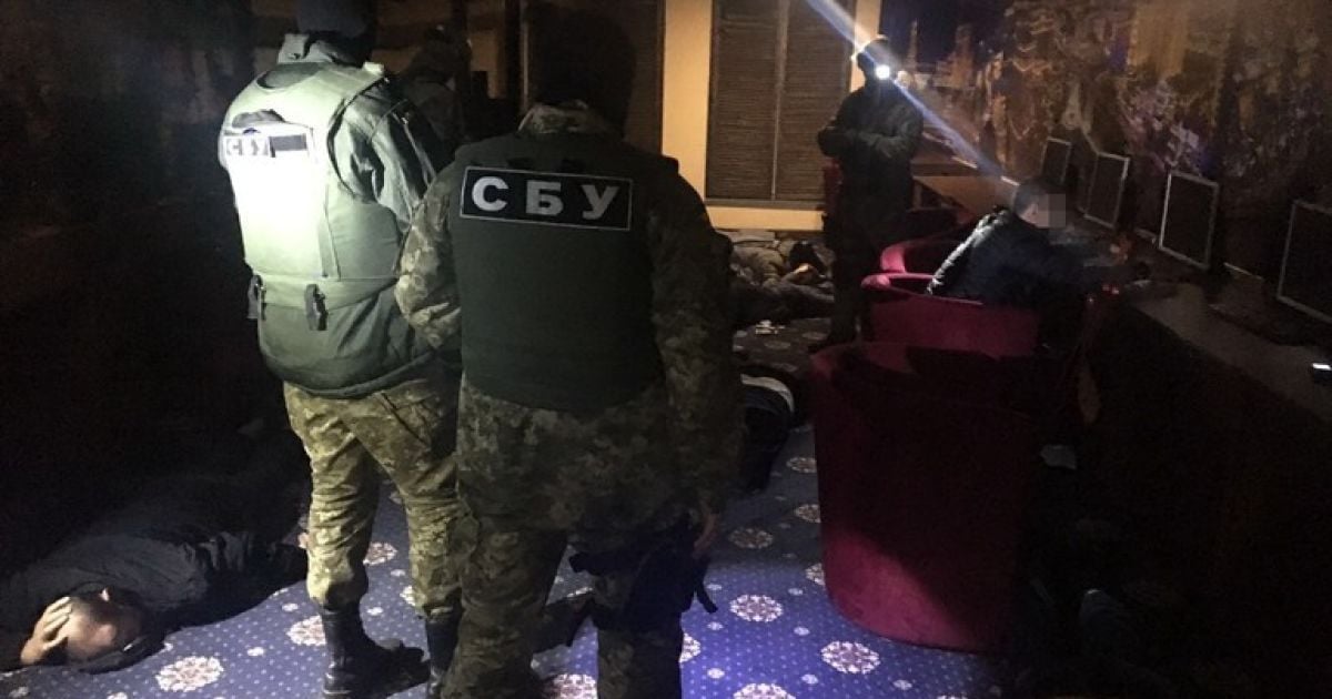 Фишки на полмиллиона, "черная" бухгалтерия, оружие и граната. На Житомирщине обнаружили казино