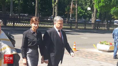 Петр Порошенко с женой приехал попрощаться с Драчем