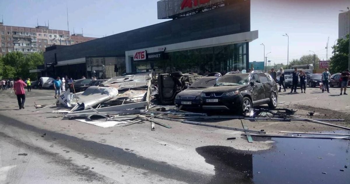 У Дніпрі вантажівка протаранила на парковці біля супермаркету десяток авто, загинула людина