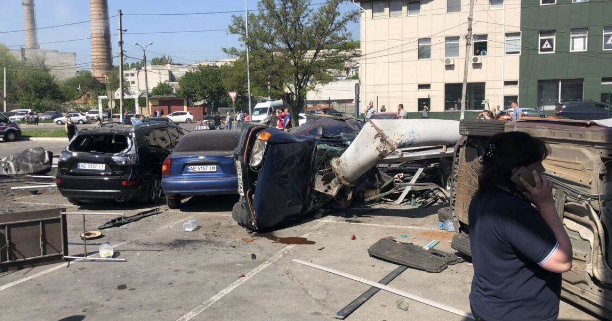 В Сети показали снятое с разных ракурсов видео жуткого ДТП с неуправляемой фурой в Днепре