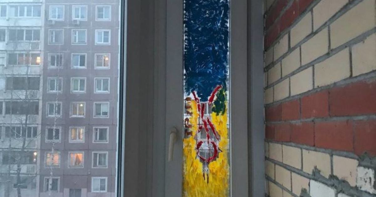 Петербуржцы разрисовали окно в синий и желтый цвета: владелец-путинист ...