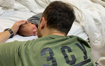 Український військовий записав зворушливу колискову для новонародженого сина: малюк спав на татовій гітарі (відео)