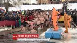 Стрибки у Дніпро з мосту, діти у крижаній воді та хрещення військових: як Україна святкувала Водохреще