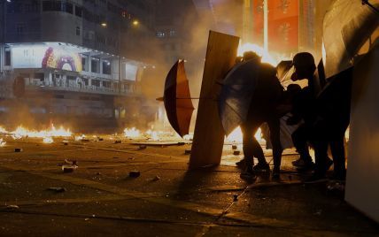Осада университета в Гонконге: около 100 студентов держат оборону