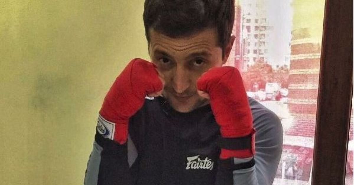 Спортивний Володимир Зеленський побігав полем та потягав канати