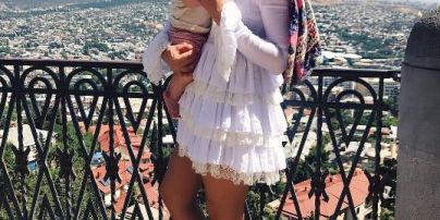 В мини-платье и с сыном на руках: Анна Седокова поделилась милым снимком с поклонниками