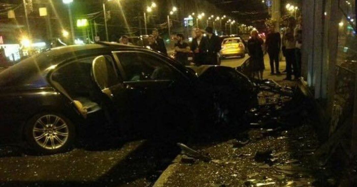 ДТП у Харкові: через потужне зіткнення троє осіб постраждали і був зруйнований вхід до метро