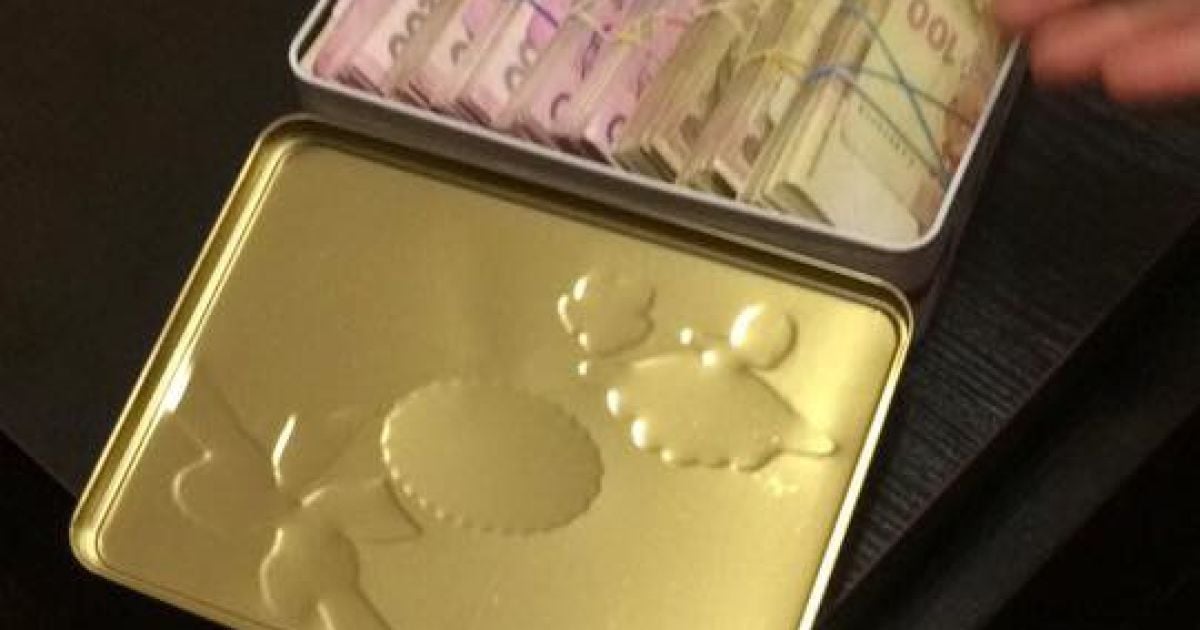 "Сладкая" взятка. На Киевщине застройщик принес следователю $ 10 тысяч в коробке из-под конфет