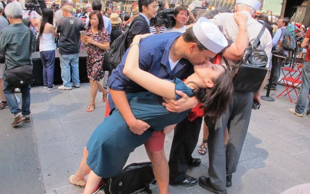 Сотни пар воссоздали знаменитую фотографию, на которой моряк целует медсестру. / © Newsweek