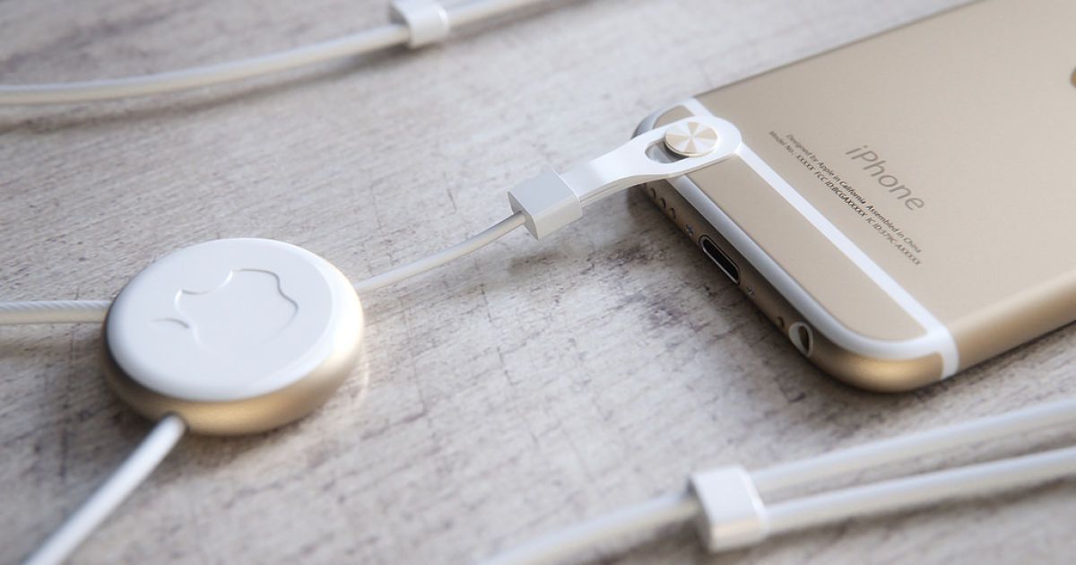 Дизайнер сделал из iPhone 6 "раскладушку" / © martinhajek.com