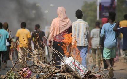 Госпереворот в Судане: военные убили первых демонстрантов, однако протесты не прекращаются