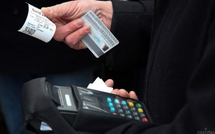 Украинцы все больше пользуются платежными картами: как выросли безналичные расчеты