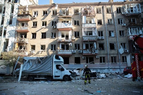 В центре Киева произошло попадание в торговый центр: фото, видео