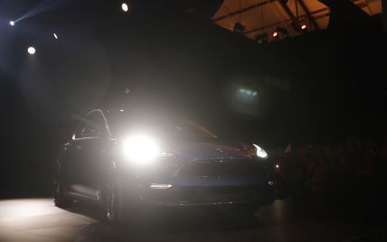 У Tesla лопнуло боковое стекло, когда она просто стояла в гараже: видео
