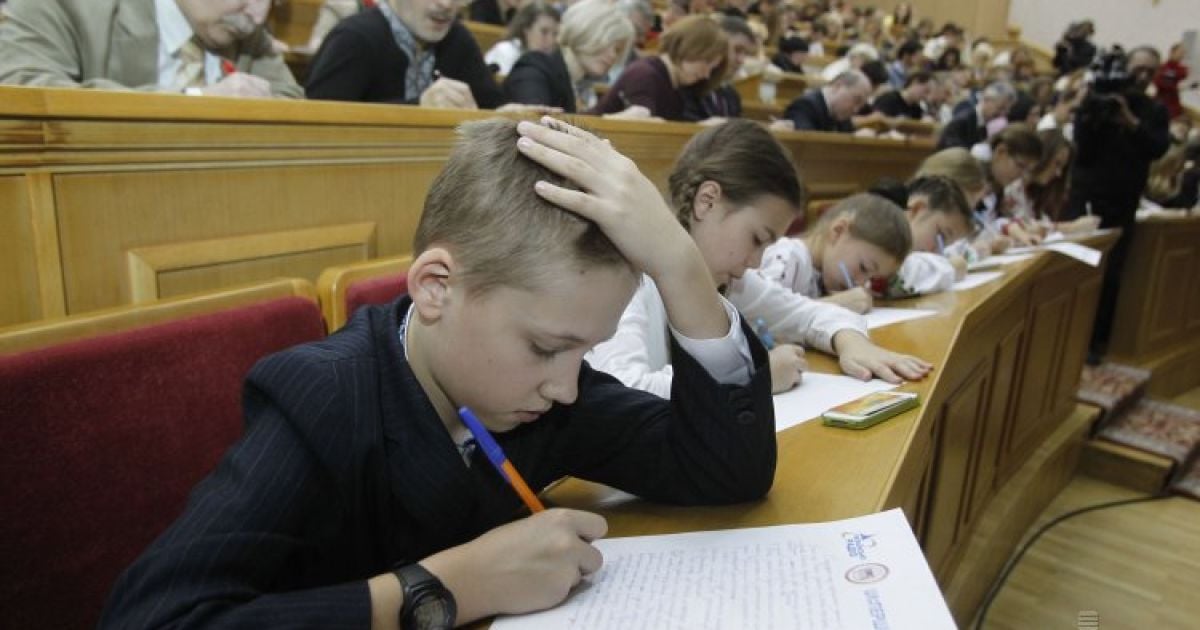 Участники Всеукраинского диктанта национального единства в Киеве. Диктант состоялся 9 ноября по случаю Дня украинской письменности и языка. / © УНИАН