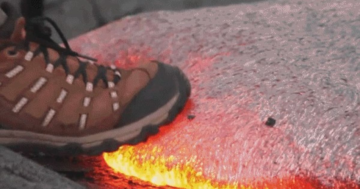 Мережу вразило відео, як учений-екстремал наступає на розпечену лаву