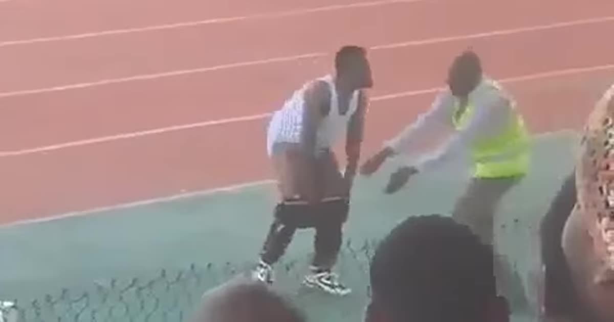 Футбольний тренер з "африканських Мальдів" зняв штани перед фанатами суперника та отримав "бан"