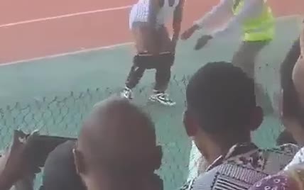 Футбольний тренер з "африканських Мальдів" зняв штани перед фанатами суперника та отримав "бан"