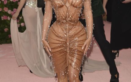 В платье с имитацией капель воды: Ким Кардашьян подчеркнула сексуальные формы экстравагантным платьем