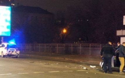 У Києві біля світлофора водій Chevrolet врізався в поліцейське авто: відео
