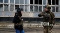 Аліни Туришин і волонтер Віктор у Херсоні / Скриншот із відео